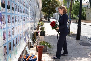レイチェル・リーブス財務大臣、ウクライナ・キエフを一日訪問中、ロシア・ウクライナ戦争で戦死したウクライナ守備兵の追悼壁に献花